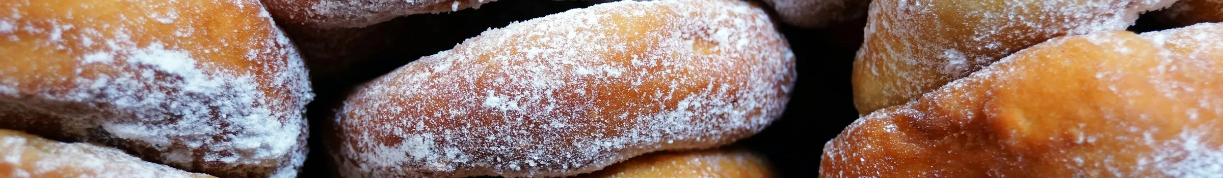 Frische Berliner mit Puderzucker