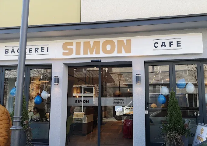 Ladenfront der Bäckerei Simon mit Café in Bad Neuenahr
